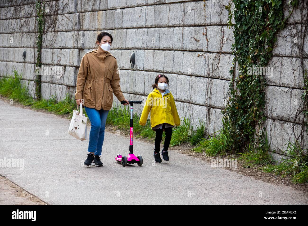 Madre e figlia indossano una maschera protettiva durante la Pandemia di Coronavirus a Seoul, Corea del Sud Foto Stock