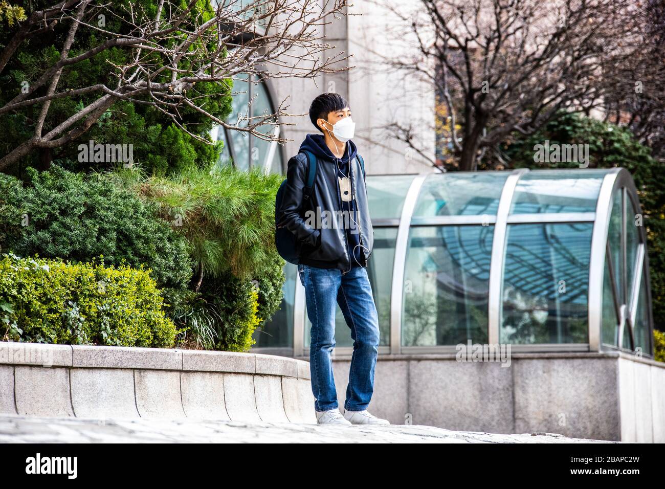 Giovane coreano che indossa una maschera durante la pandemia di Coronavirus, Seoul, Corea del Sud Foto Stock