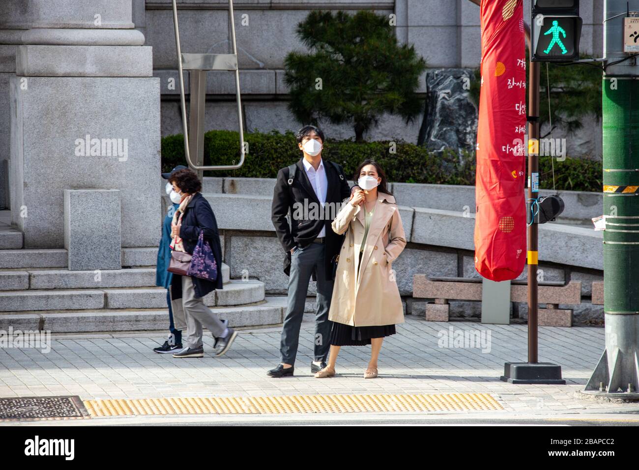 Attraente giovane coppia indossare maschere durante la pandemia di Coronavirus, Seoul, Corea del Sud Foto Stock