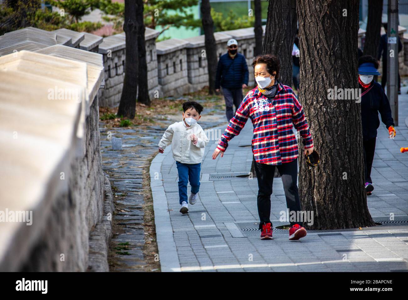 Giovane ragazzo e sua nonna indossano maschere protettive durante la pandemia di Coronavirus, Seoul, Corea del Sud Foto Stock