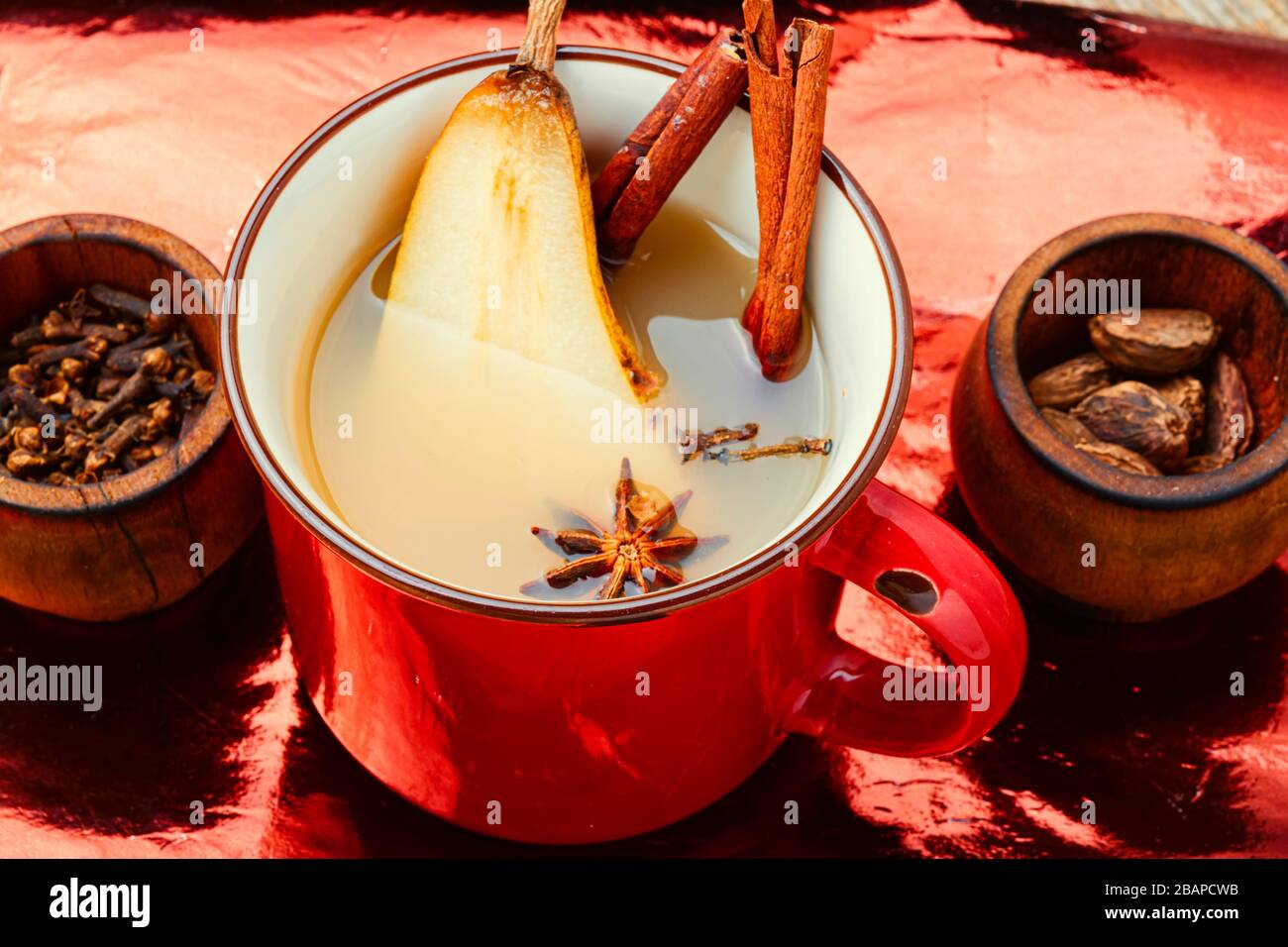 Tradizionale bevanda alcolica autunnale. Caldo vino pacciulé di pera. Vino Pear con spezie. Foto Stock