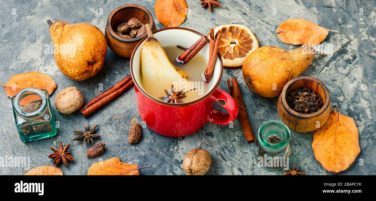 Autunno tradizionale popolare VIN brulé. Caldo vino di pera con spezie speziate. Foto Stock