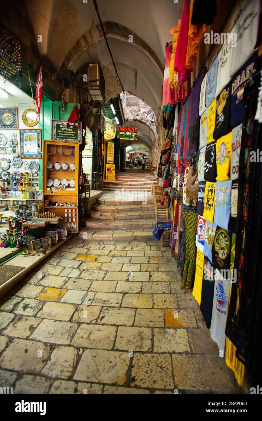 gerusalemme stretta strada in pietra tra bancarelle con souvenir tradizionali e beni al bazar nella città vecchia di Gerusalemme, Israele Foto Stock