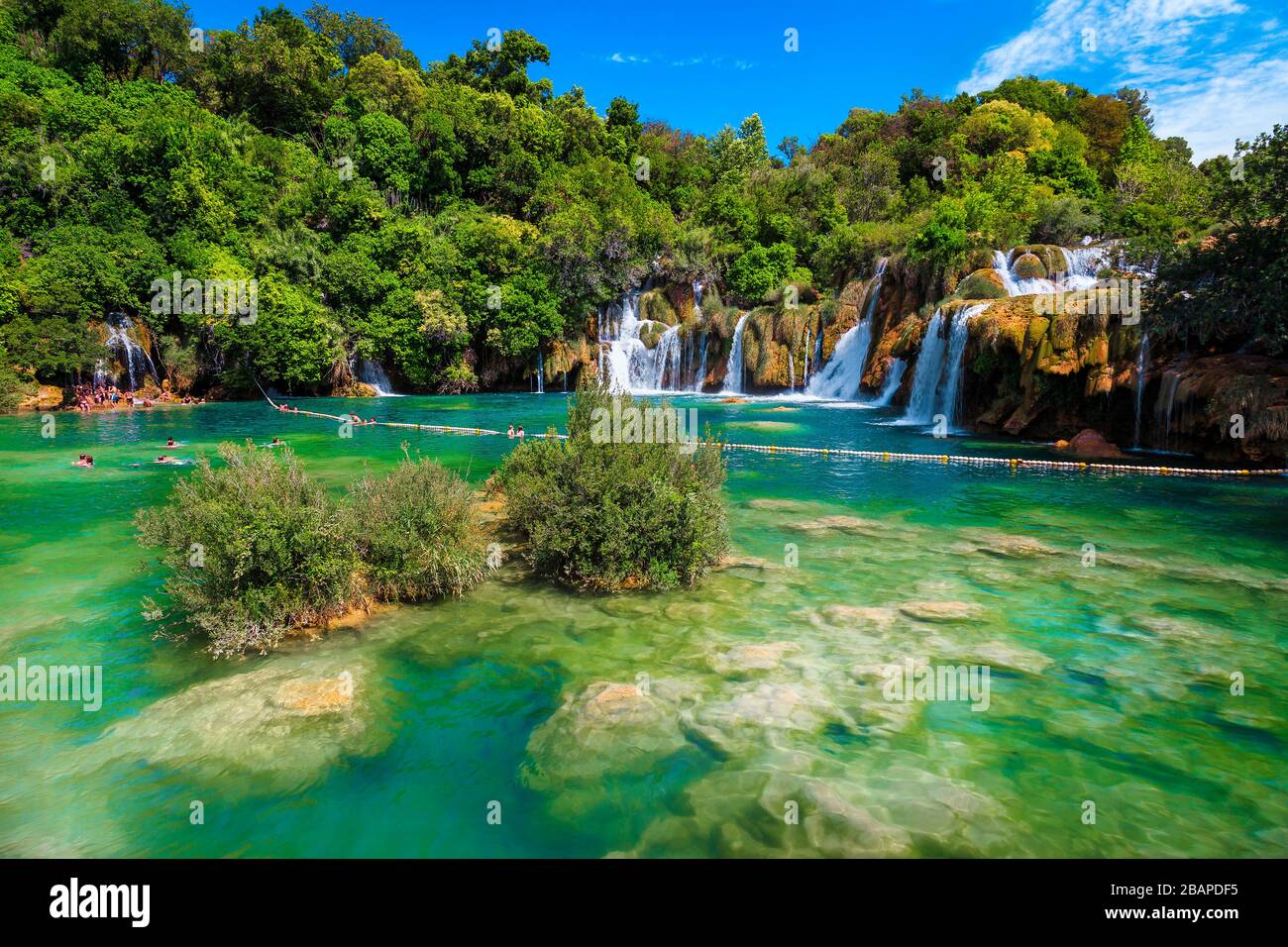 Grande spiaggia e luogo turistico con cascate spettacolari e lago pulito, Krka Parco Nazionale, Sibenik, Dalmazia, Croazia, Europa Foto Stock