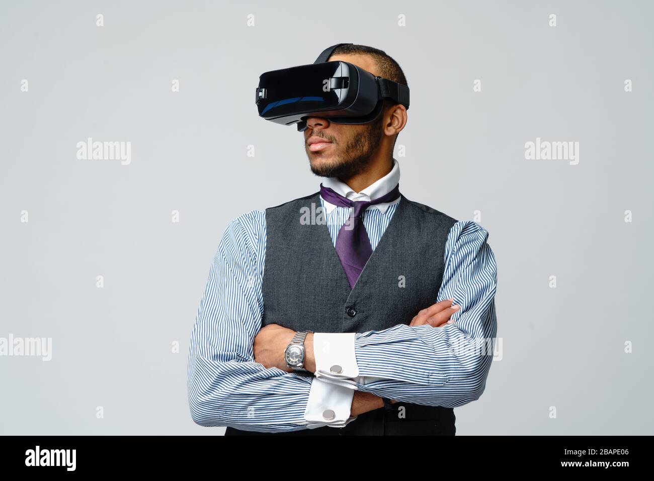 Uomo d'affari afro-americano che usa un visore VR di realtà virtuale Foto Stock