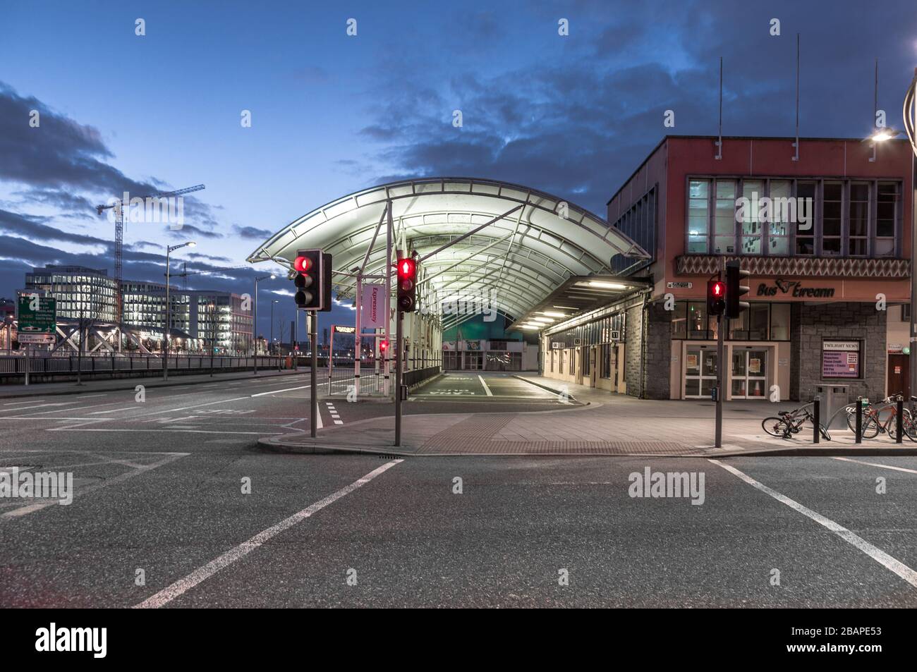 Cork City, Cork, Irlanda. 29 marzo 2020. Il giorno due del blocco di Coronavirus, le strade della città sono vuote e la stazione degli autobus che è normalmente un alveare di attività è ora deserta in Parnell Place a Cork, Irlanda. - credito; David Creedon / Alamy Live News Foto Stock