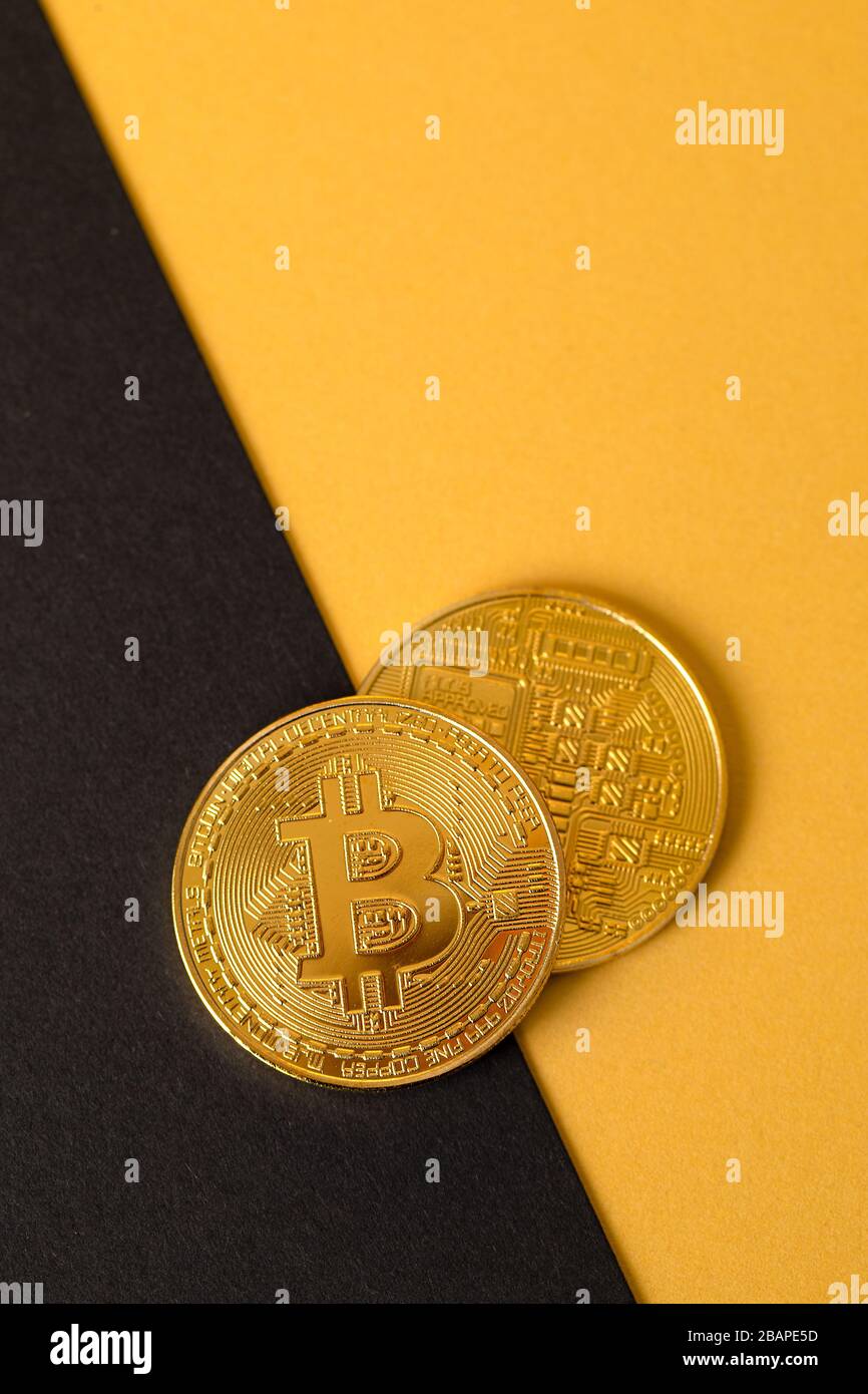 Bitcoins Crypto Currency Coin su sfondo oro e nero Foto Stock