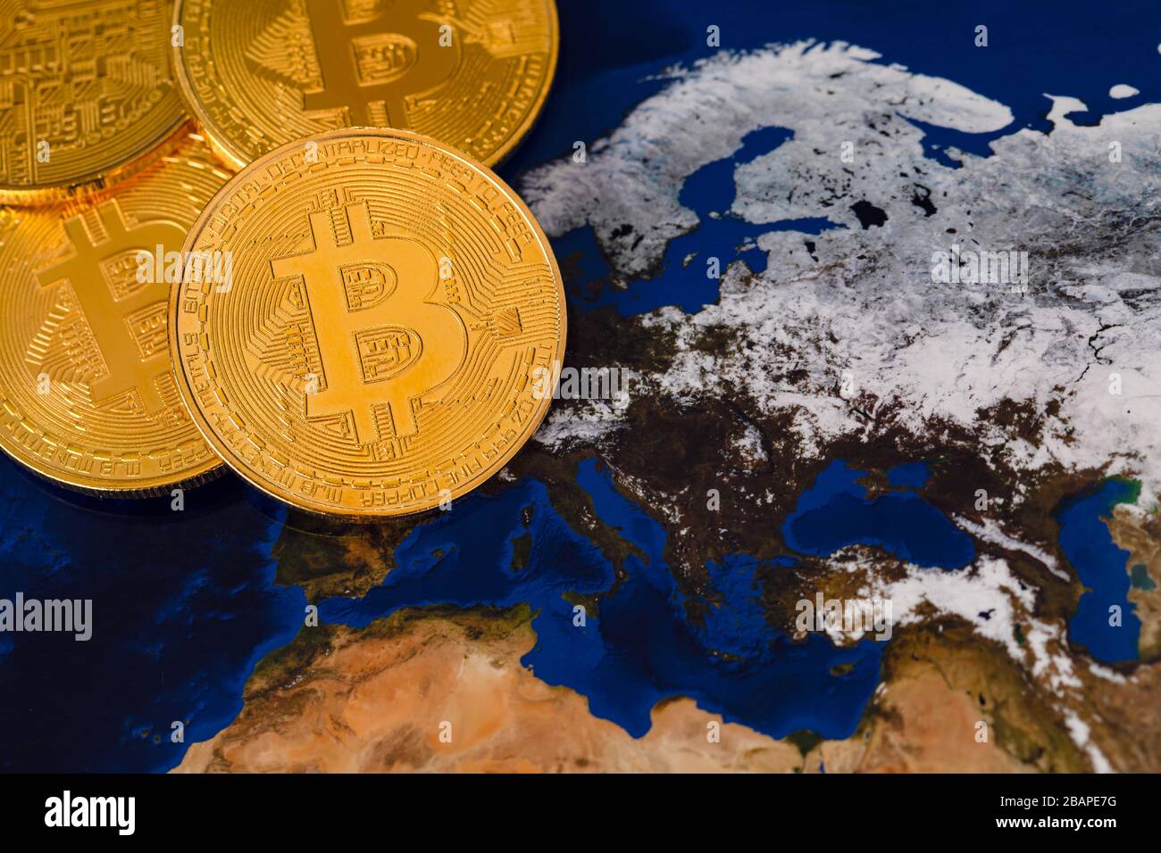 Monete in valuta criptata con Bitcoin oro lucido sulla mappa del mondo Foto Stock