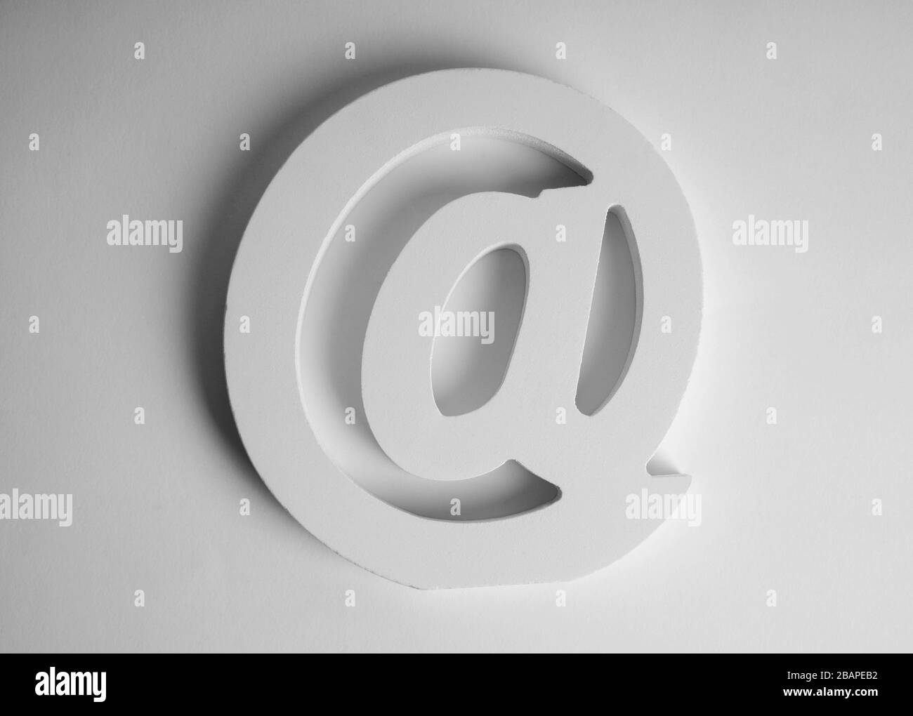 Simbolo e-mail su sfondo bianco Foto Stock