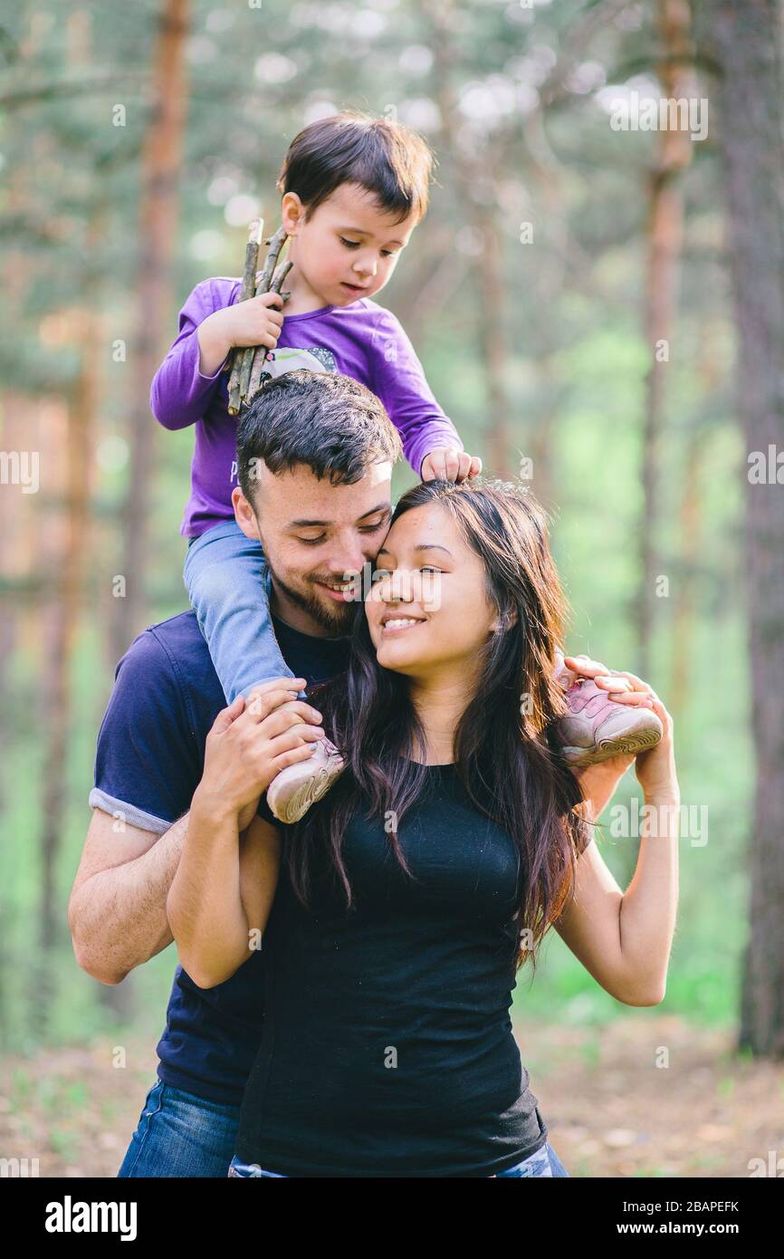 Famiglia nella foresta. Mamma papà e figlia per una passeggiata nei boschi Foto Stock
