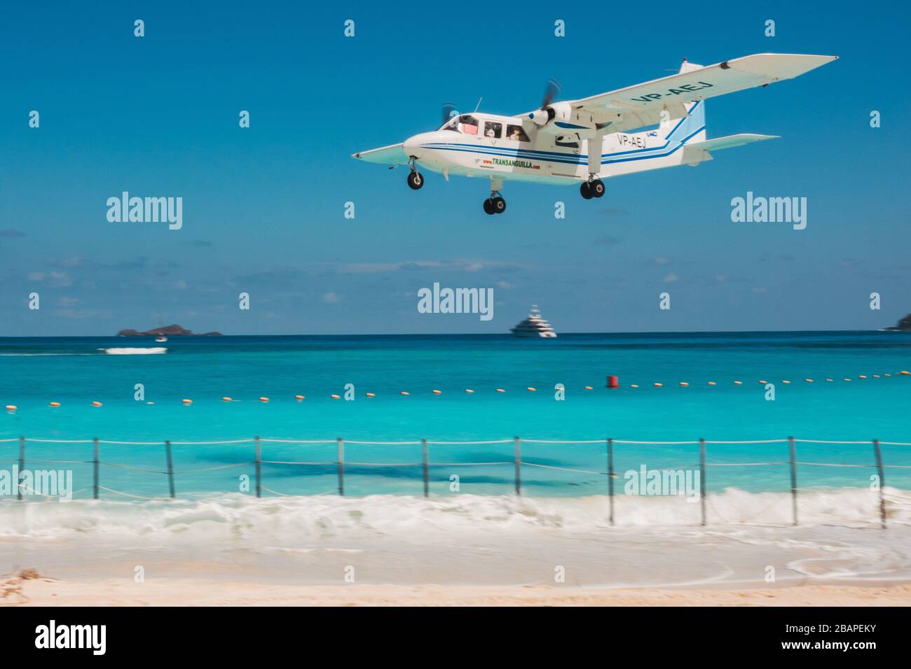 Una Trans Anguilla Airways Britten Norman BN2 Islander atterra sulla spiaggia all'aeroporto di Saint Barthélemy, Caraibi francesi Foto Stock