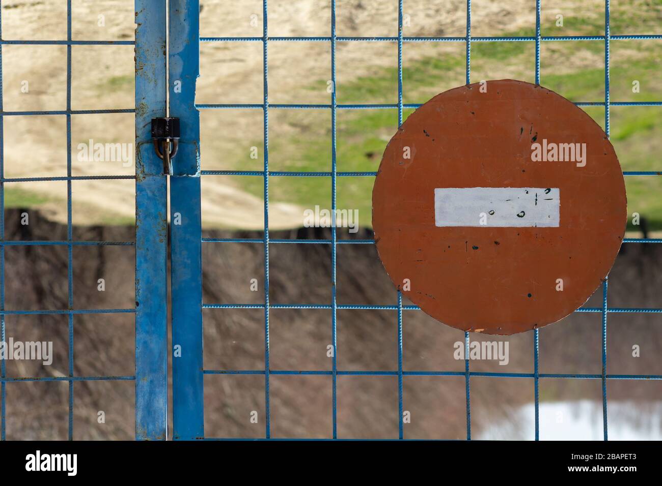 cancello chiuso con segno di stop rosso. concetto di quarantena. coronavirus stop. avvertenza covid-19 Foto Stock