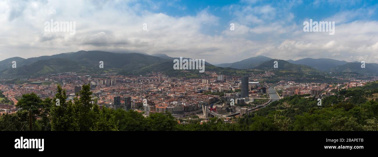 Vista dello skyline di Bilbao e del fiume Nervion, dal Parco Etxebarria Foto Stock