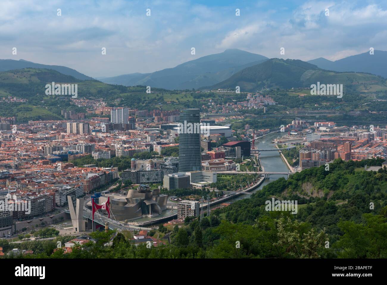 Vista dello skyline di Bilbao e del fiume Nervion, dal Parco Etxebarria Foto Stock