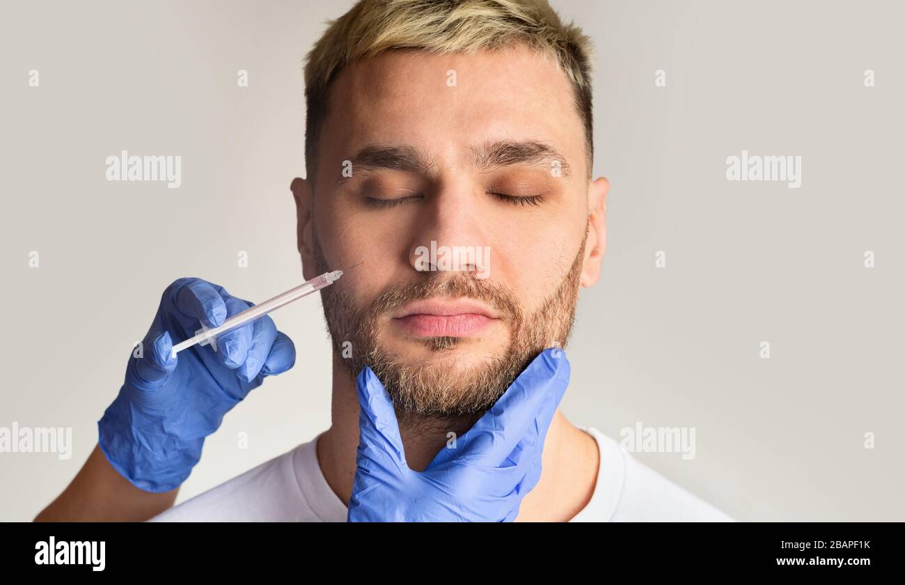 Il ragazzo prende l'azione contro l'invecchiamento nella clinica di bellezza Foto Stock