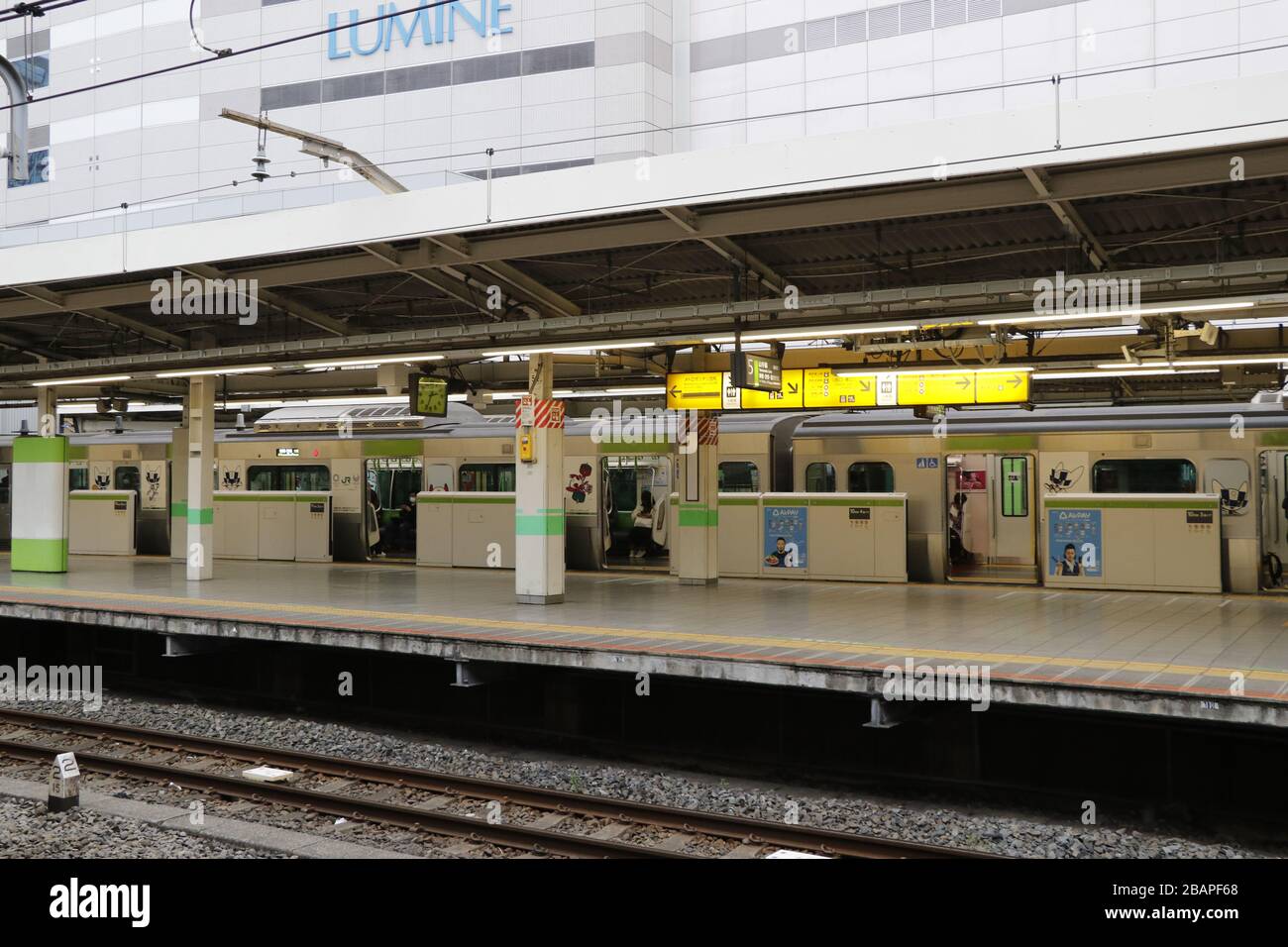 Una delle stazioni più trafficate di Tokyo era tranquilla dopo la richiesta del governatore che la gente rimanesse a casa il fine settimana per prevenire le infezioni da coronavirus. Foto Stock