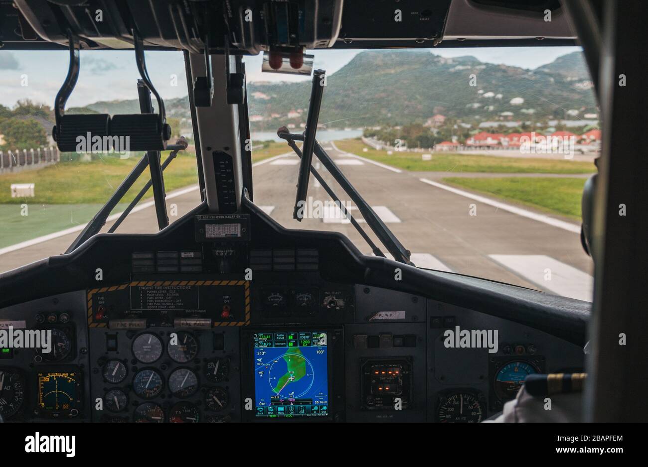 Vista dall'abitacolo di un Twin Otter allineato per il decollo sulla pista 10 all'aeroporto Gustaf III, Saint Barthélemy Foto Stock