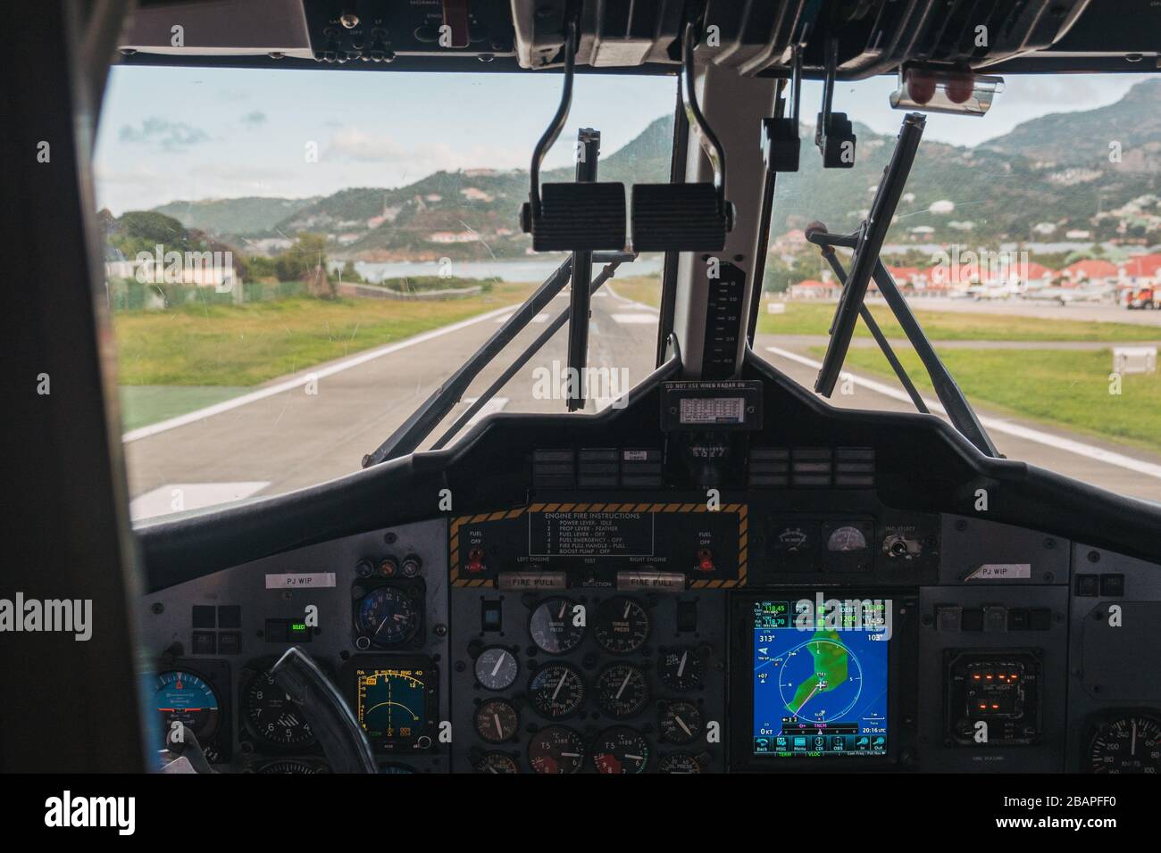 Vista dall'abitacolo di un Twin Otter allineato per il decollo sulla pista 10 all'aeroporto Gustaf III, Saint Barthélemy Foto Stock