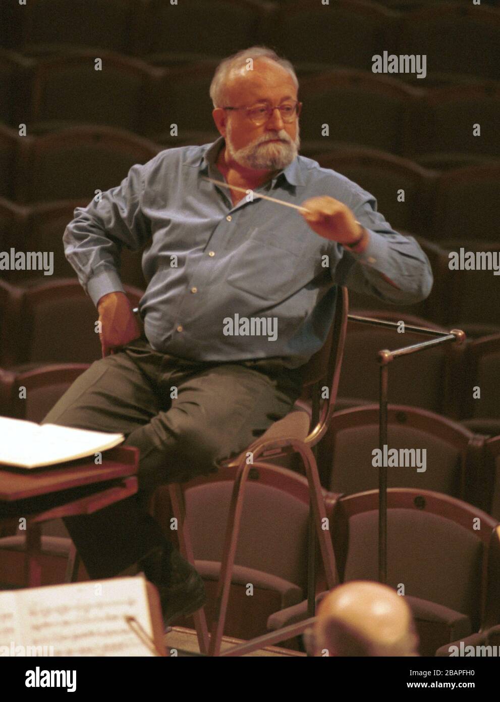 ***FILE PHOTO*** Krzysztof Penderecki, compositore e direttore d'orchestra polacco, è stato visto durante una prova con l'Orchestra Filarmonica Ceca a Rudolfinum, Praga, Repubblica Ceca, il 5 marzo 1996. (CTK Photo/Stanislav Peska) Foto Stock