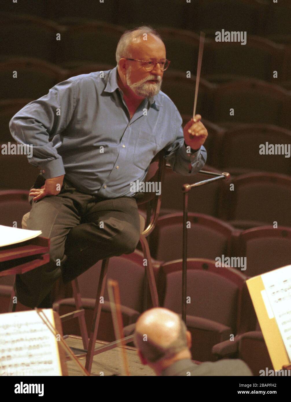 ***FILE PHOTO*** Krzysztof Penderecki, compositore e direttore d'orchestra polacco, è stato visto durante una prova con l'Orchestra Filarmonica Ceca a Rudolfinum, Praga, Repubblica Ceca, il 5 marzo 1996. (CTK Photo/Stanislav Peska) Foto Stock