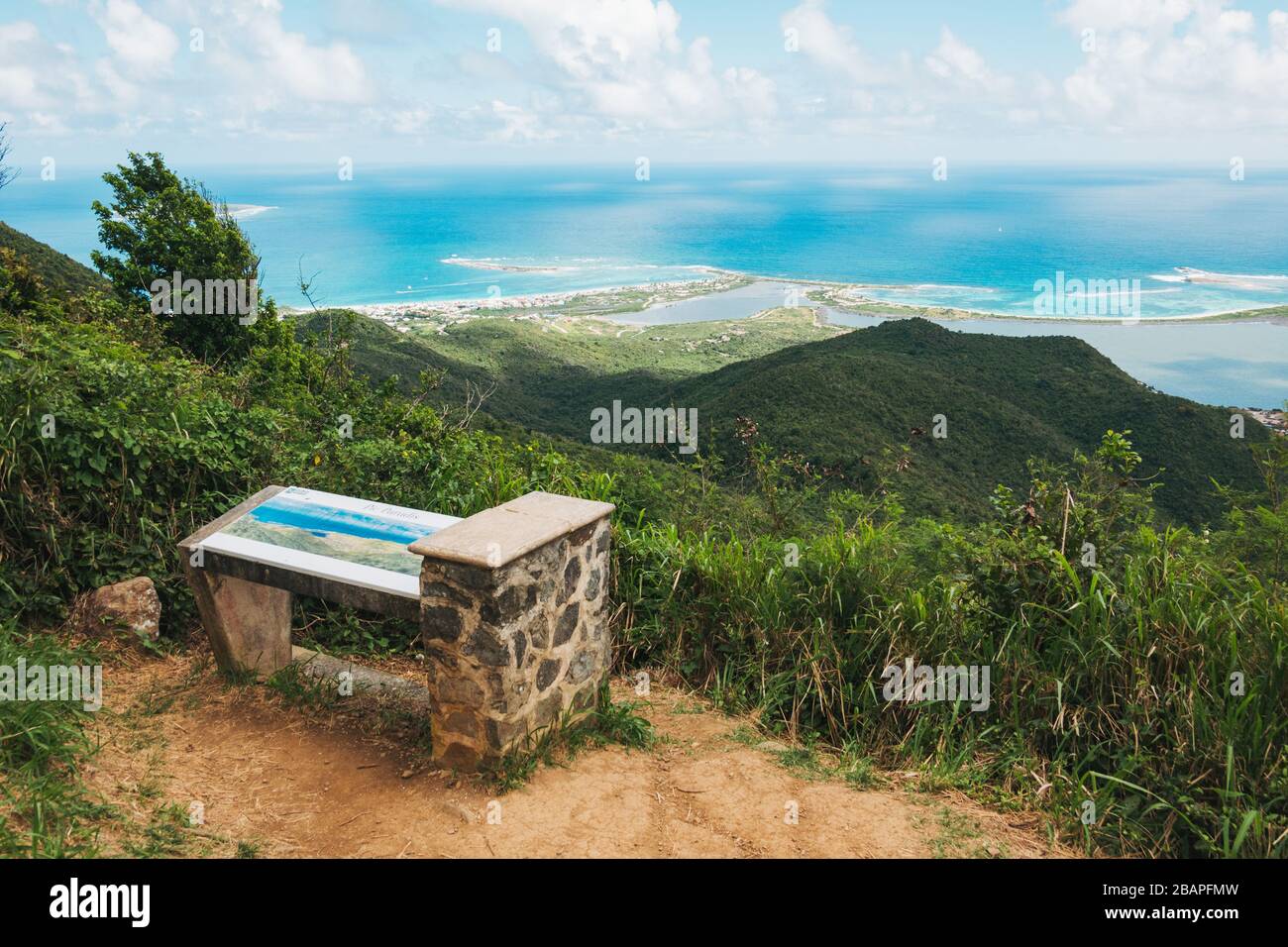 La vista sul lato orientale dell'isola di St Maarten, vista dal Pic Paradis. Un pannello informativo si trova alla fine di un percorso a piedi Foto Stock