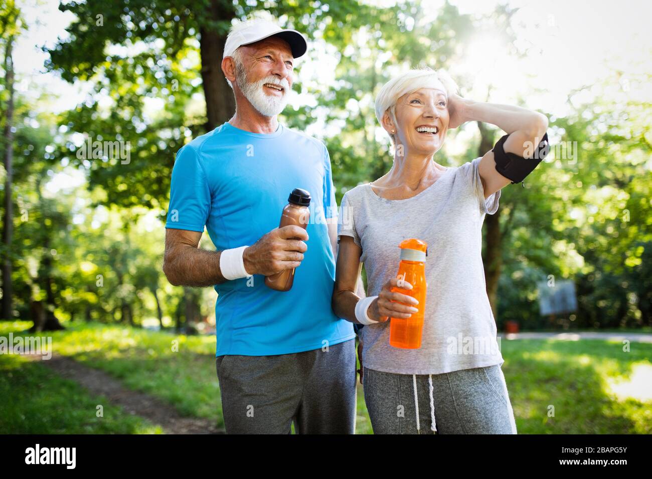 Esecuzione di Coppia matura congratularmi e felice di finire il loro allenamento mattutino Foto Stock