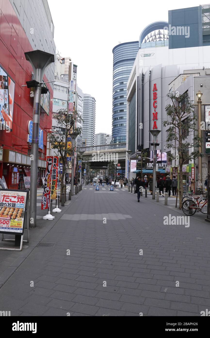 Tokyo era tranquilla dopo la richiesta del governatore che le persone soggiornano a casa durante il fine settimana per prevenire la diffusione del romanzo coronavirus. 28 Mar, 2020. Foto Stock