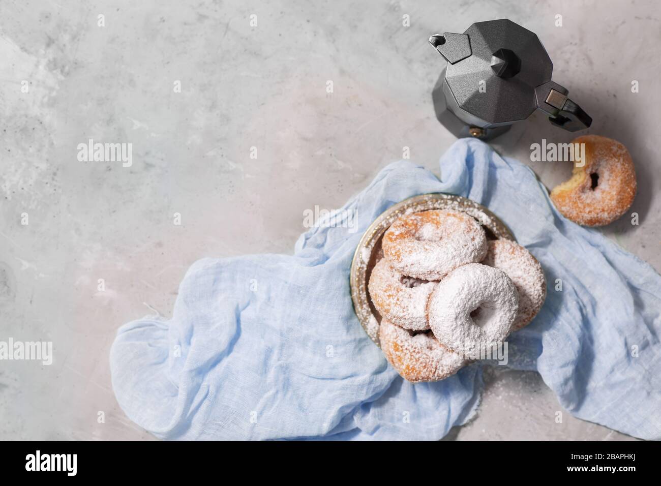 Ciambelle con zucchero in polvere su fondo grigio Foto Stock
