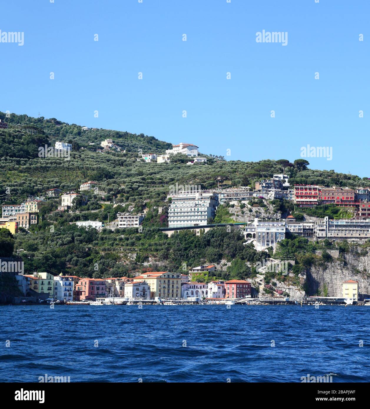 La vecchia area portuale di Sorrento vista dall'acqua, Italia Foto Stock