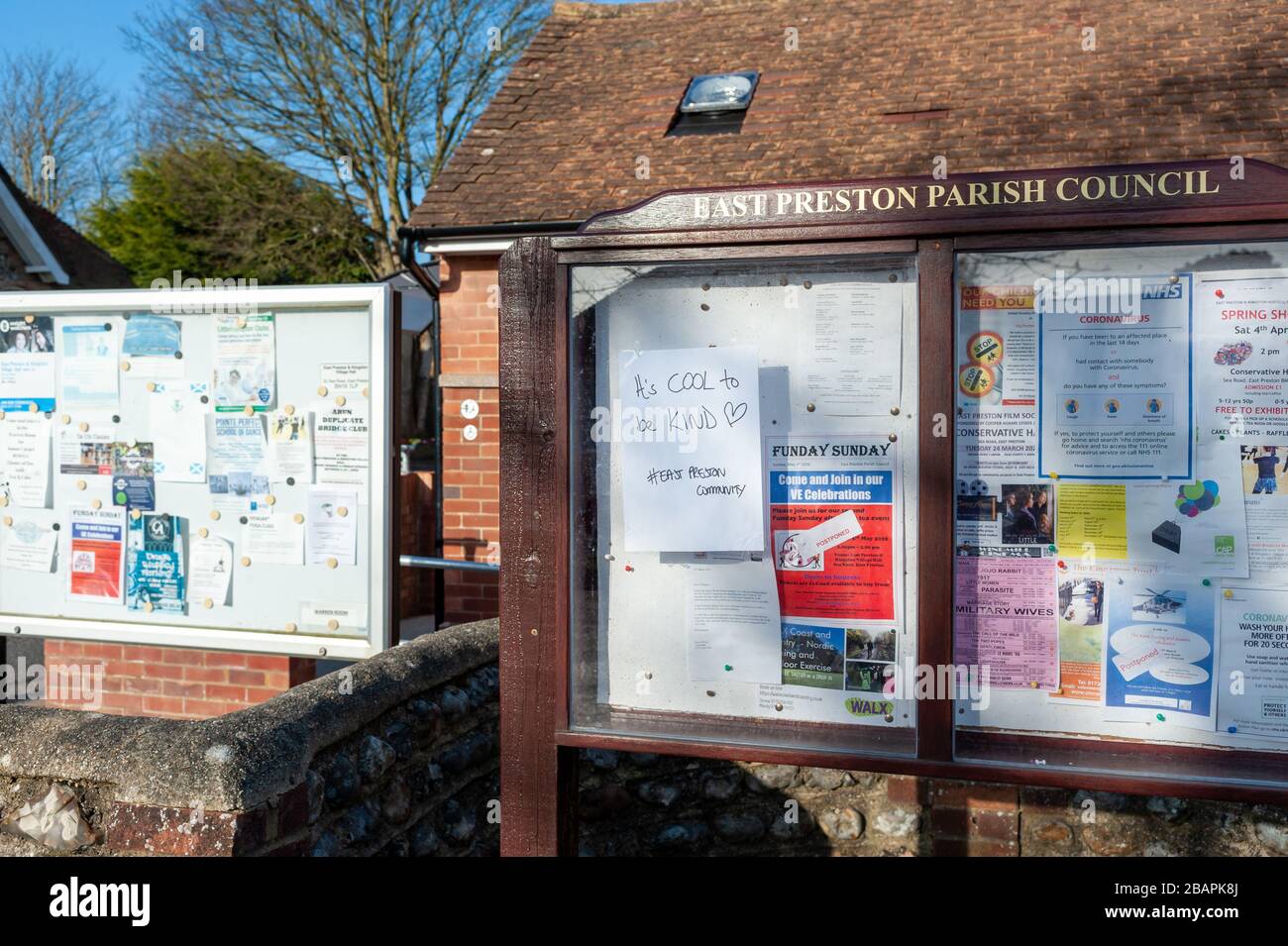 Durante la crisi pandemica di Coronavirus COVID-19, un membro sconosciuto della comunità ha inviato messaggi ispiratori di speranza intorno al villaggio di East Preston, West Sussex, UK. Foto Stock