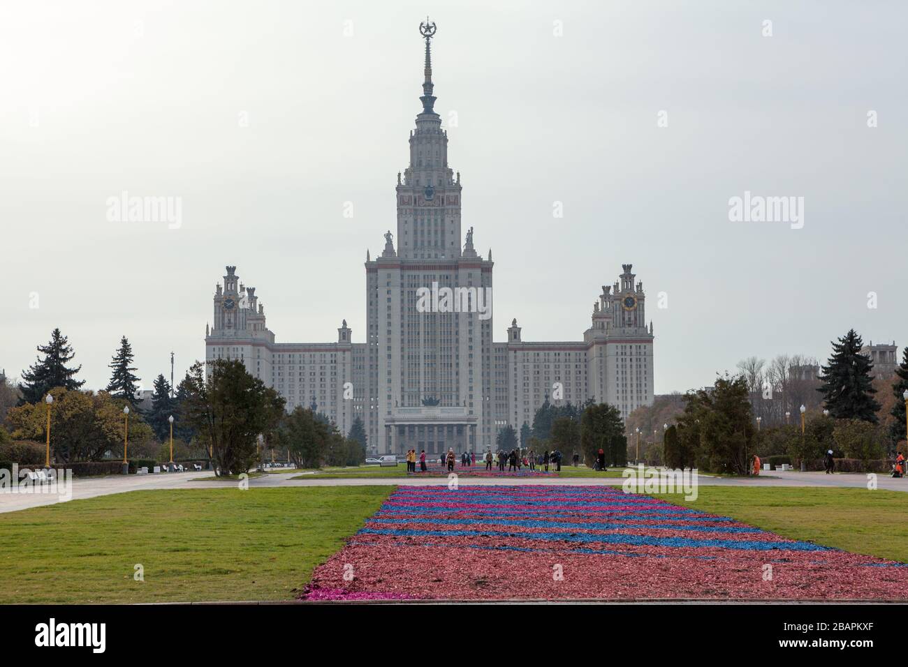 MOSCA, RUSSIA-CIRCA NOVEMBRE 2018: Edificio dell'Università Statale di Lomonosov Mosca. Vista panoramica al mattino presto. La MSU è un pubblico coeducativo Foto Stock