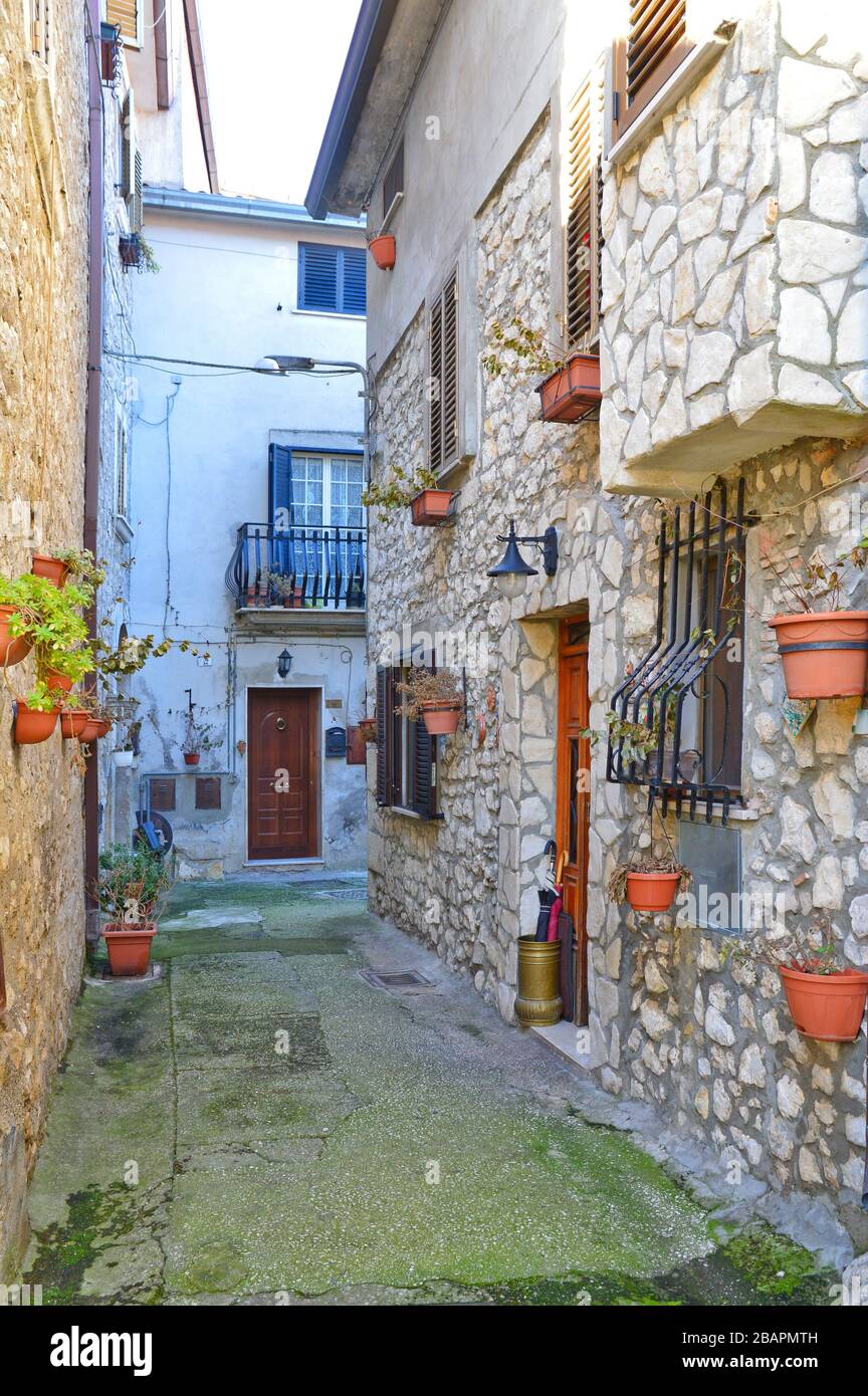 Un vicolo tra le case di pietra di Rocca d'Evandro, borgo medievale in provincia di Caserta, Italia Foto Stock
