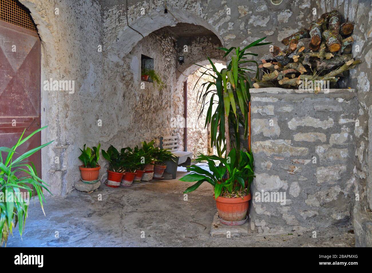 Un vicolo tra le case di pietra di Rocca d'Evandro, borgo medievale in provincia di Caserta, Italia Foto Stock