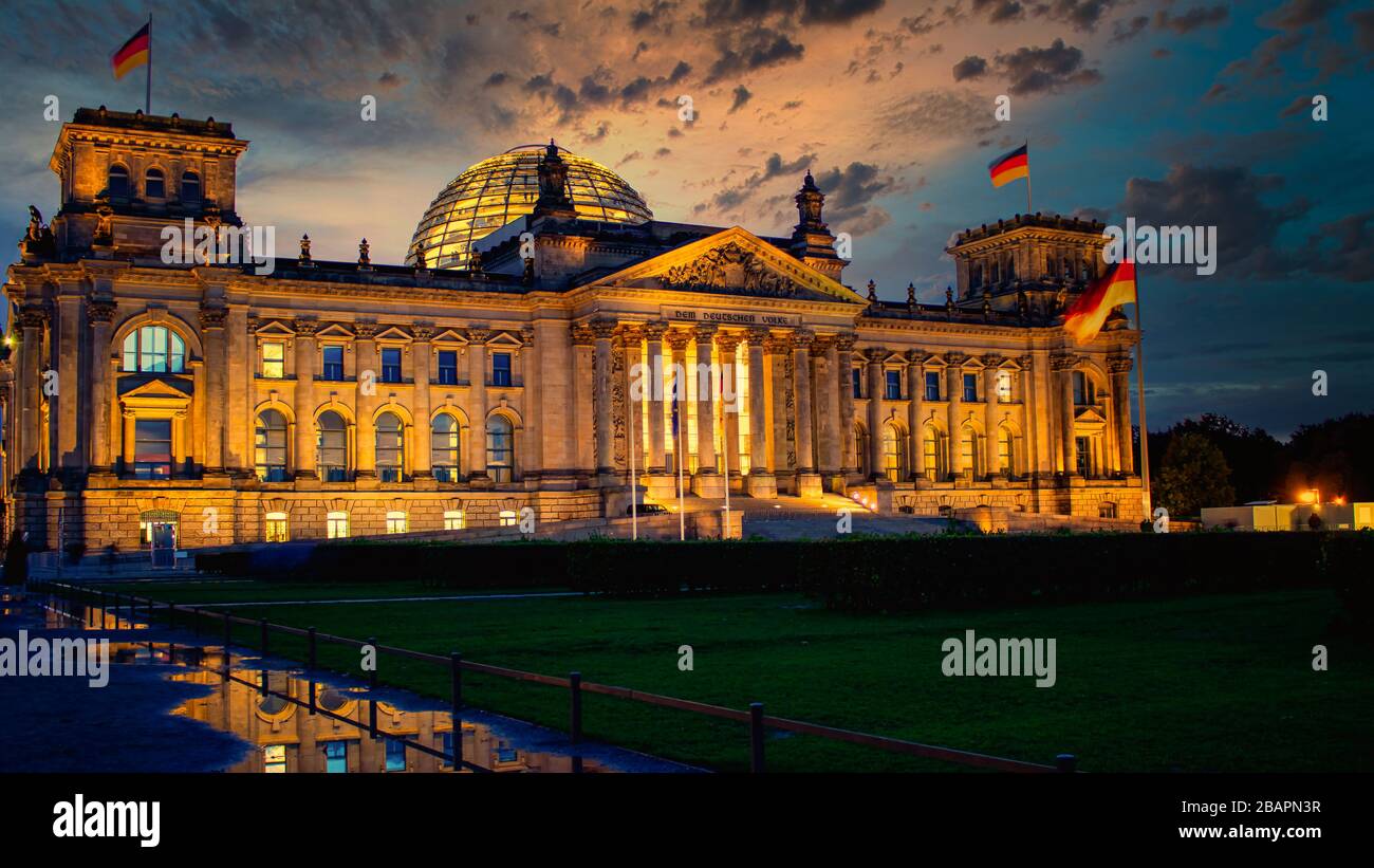 Il famoso edificio del Reichstag, sede del Parlamento tedesco (Deutscher Bundestag) al tramonto a Berlino, in Germania Foto Stock