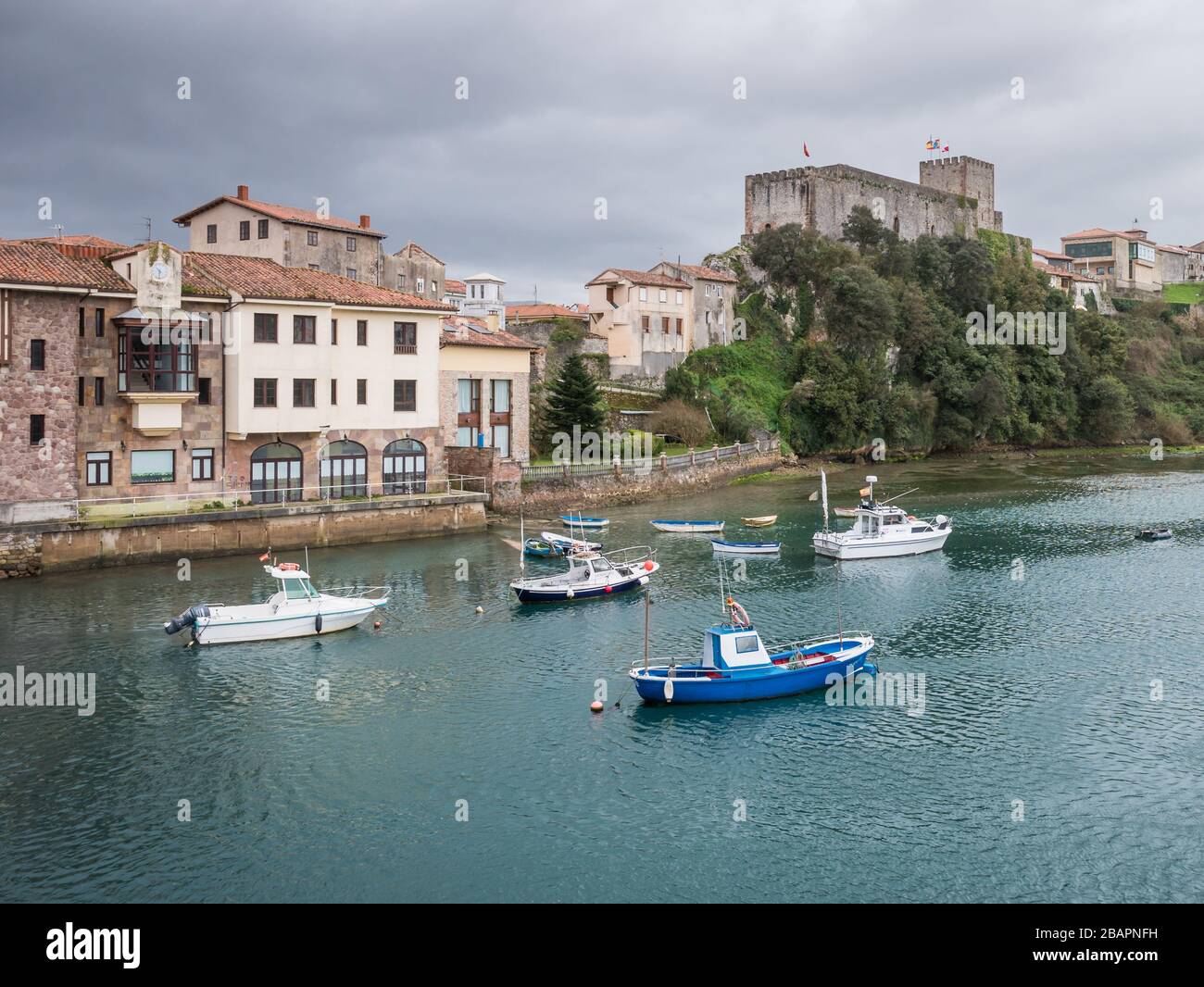 Veduta di San Vicente e del suo castello al Ponte la Barquera, a San Vicente de la Barquera, Cantabria, Spagna Foto Stock