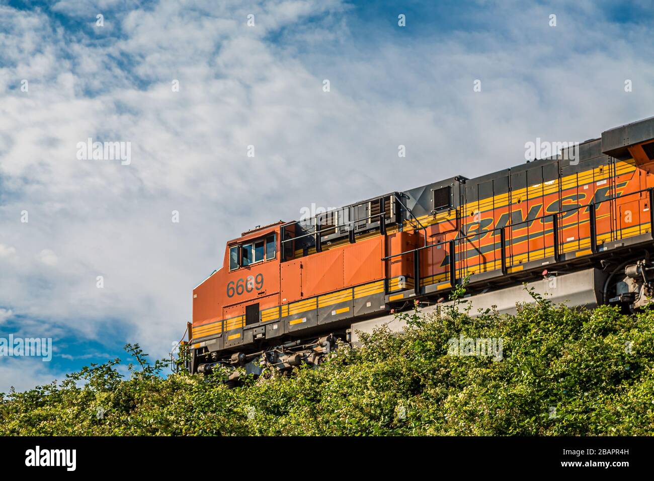 BELLINGHAM, WASHINGTON - 7 luglio 2019: Il trasporto ferroviario è un mezzo efficiente dal punto di vista energetico ma ad alta intensità di capitale per il trasporto terrestre. I cingoli garantiscono un funzionamento regolare e. Foto Stock