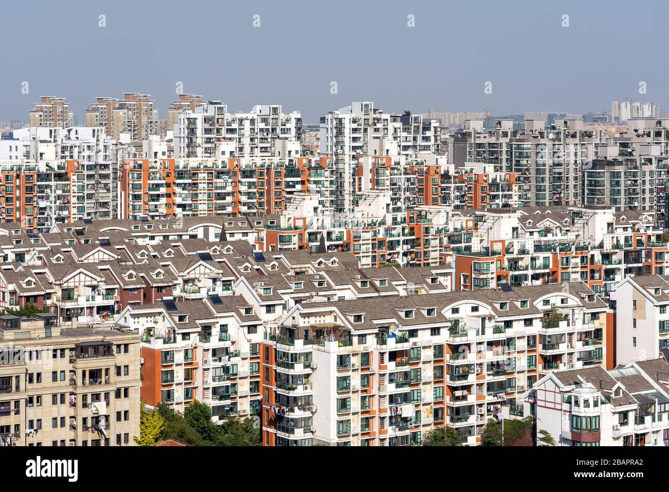 Skyline della città cinese regolare in una giornata di sole. Edifici comuni nel quartiere residenziale. Architettura moderna e generica a Shanghai. Foto Stock