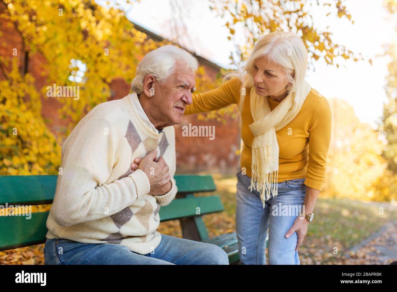 L'uomo anziano, sofferente, è consolato dalla donna anziana Foto Stock