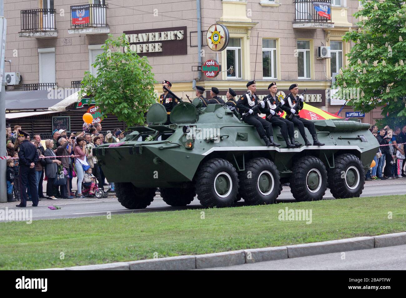 Donetsk, Ucraina - 9 maggio 2017: Soldati dell'esercito della Repubblica popolare di Donetsk sulla portaerei armati in una parata militare in onore di Foto Stock