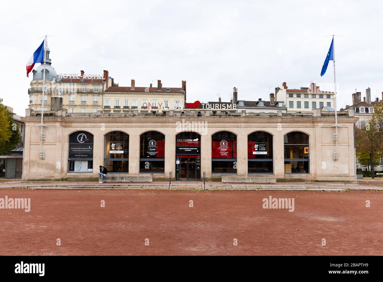 LIONE, FRANCIA - 24 novembre 2019: Solo Lione firma sull'ufficio del turismo di Bellecour Square nel pomeriggio è il marchio visivo. Foto Stock