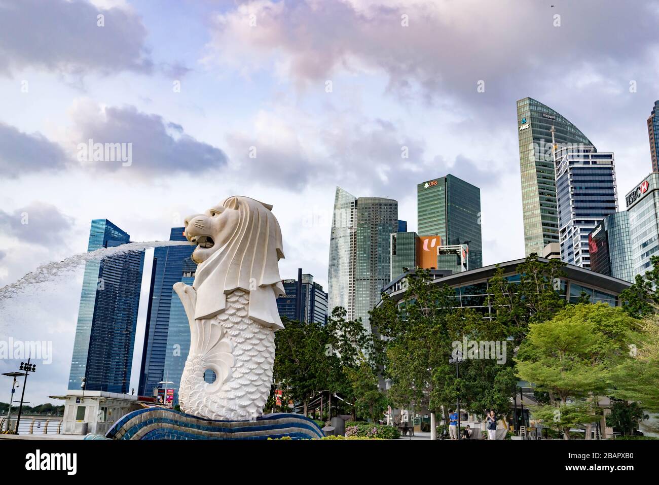 Skyline del Merlion Park presso il Central Business District con UBS, ANZ, HSBC, DBS Buildings presso la Marina Bay Area, Singapore, 29 marzo 2020 Foto Stock