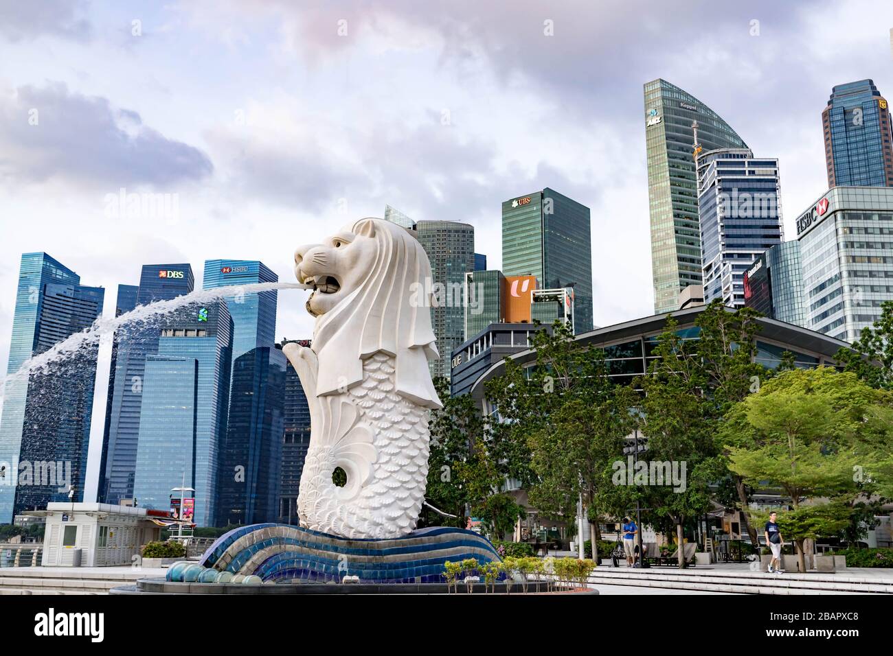 Skyline del Merlion Park presso il Central Business District con UBS, ANZ, HSBC, DBS Buildings presso la Marina Bay Area, Singapore, 29 marzo 2020 Foto Stock