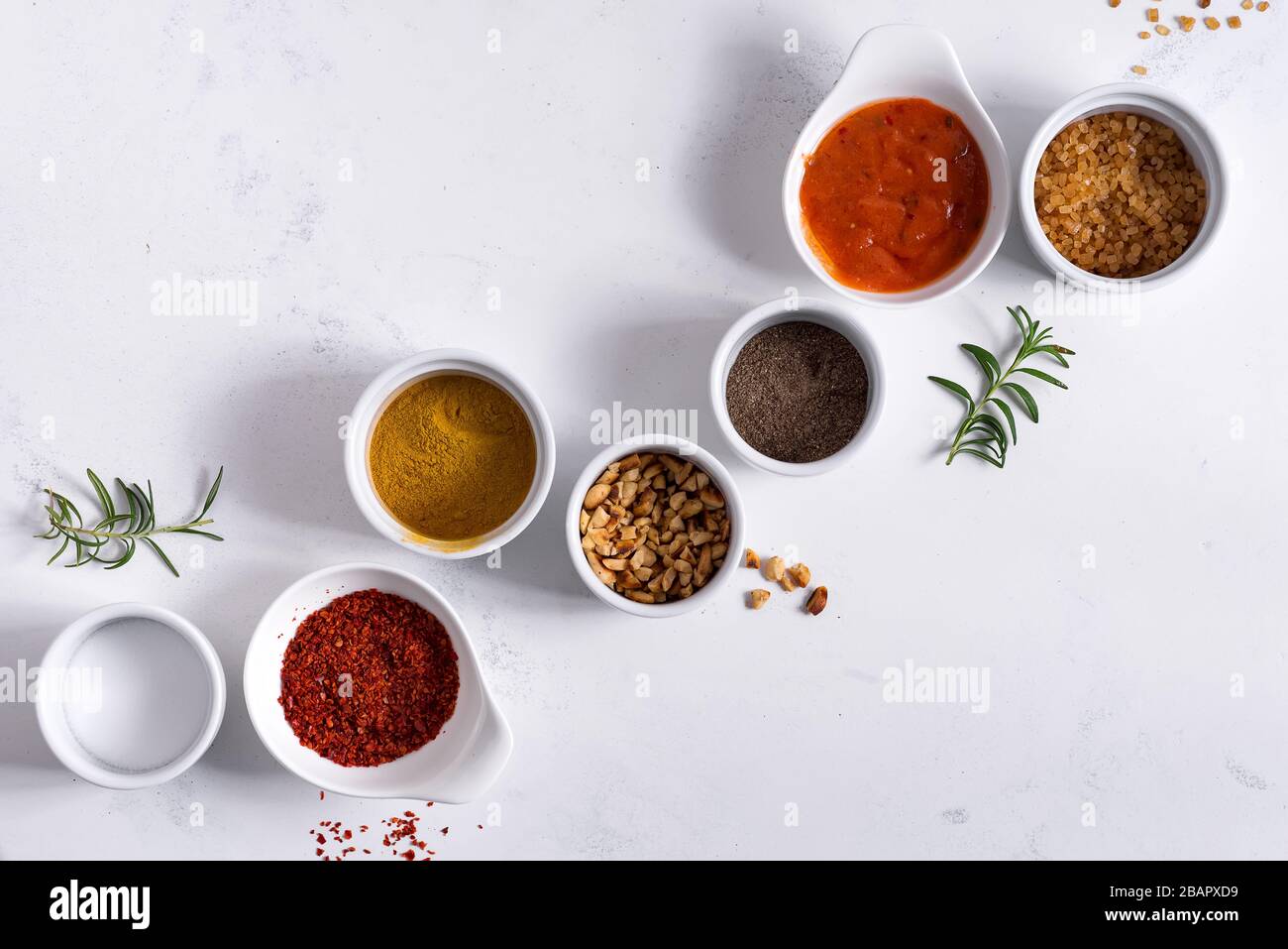 Set di spezie diverse per salse su fondo di pietra. Foto Stock