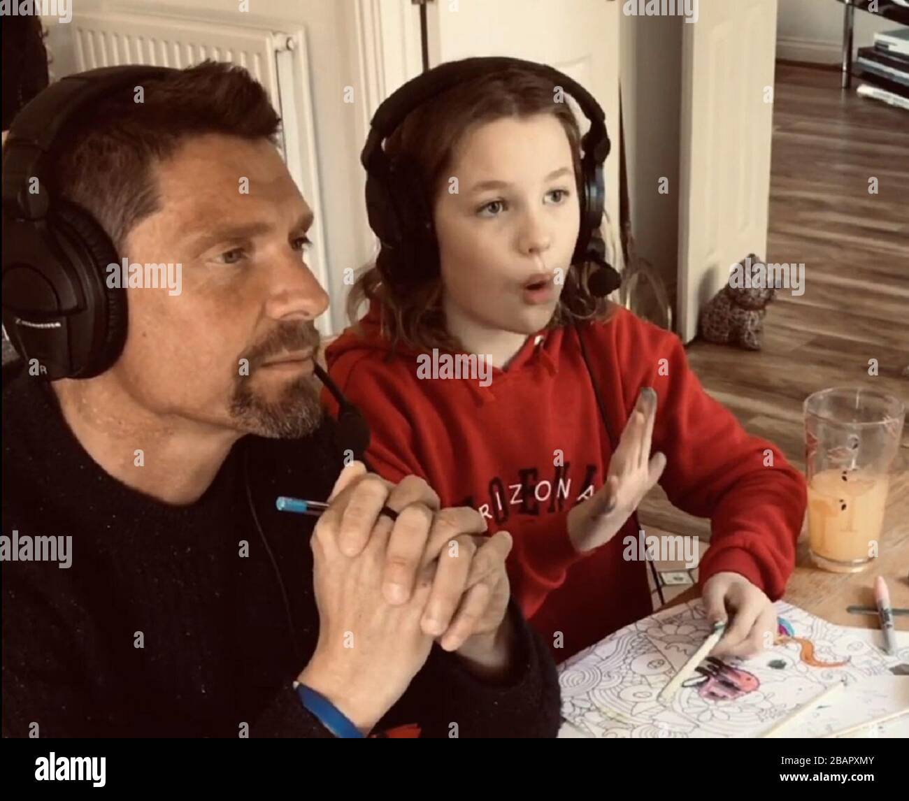 Un video tratto dal video di YouTube dal commentaryathome del commentatore di Cricket Mark Church e sua figlia Isabelle. PA Foto data: Domenica 29 marzo 2020. Un commentatore di cricket sta addestrando sua figlia nella sua forma d'arte come parte della sua homeschooling, nei videos che stanno traendo le lodi dalla comunità sportiva. Vedi la storia della PA: Commento SU SPORT Coronavirus. Il credito della foto dovrebbe leggere: Filo del PA/del commentaryathome Foto Stock