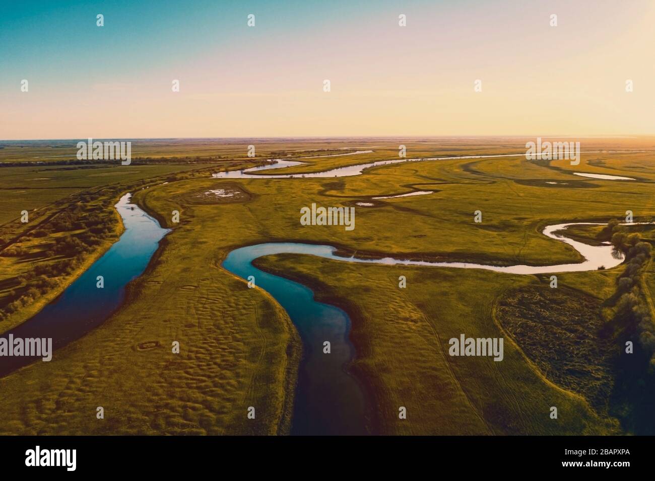 Panorama aereo dei fiumi della regione di Astrakhan in primavera. Fiume Akhtuba. Foto Stock