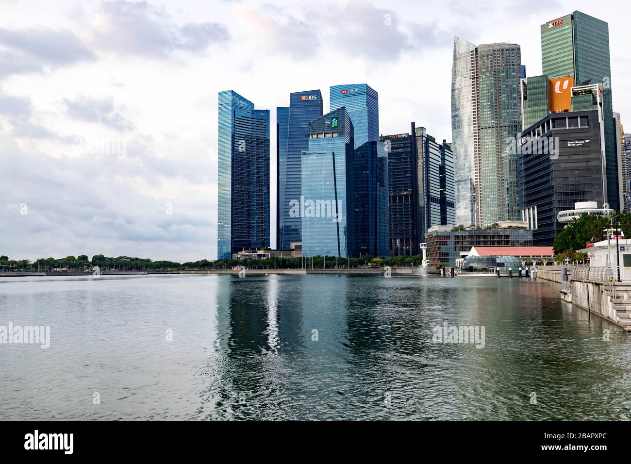 Central Business District Skyline con UBS, ANZ, HSBC, DBS Buildings e Fullerton Hotel presso Marina Bay Area, Singapore, 29 marzo 2020 Foto Stock