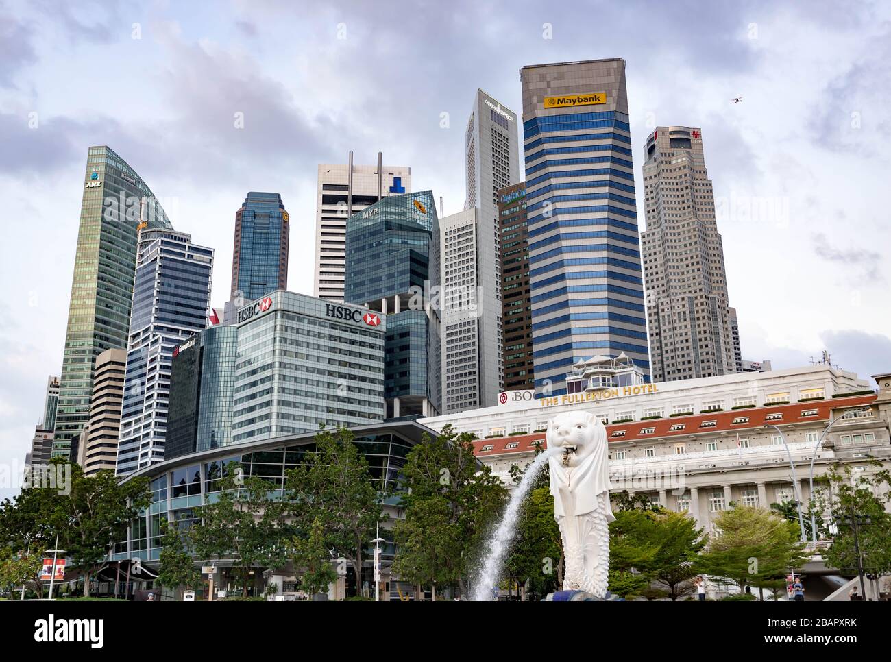 Skyline del Merlion Park presso il Central Business District con UBS, ANZ, HSBC, DBS Buildings e Fullerton Hotel presso la Marina Bay Area, Singapore, 29 marzo 2020 Foto Stock