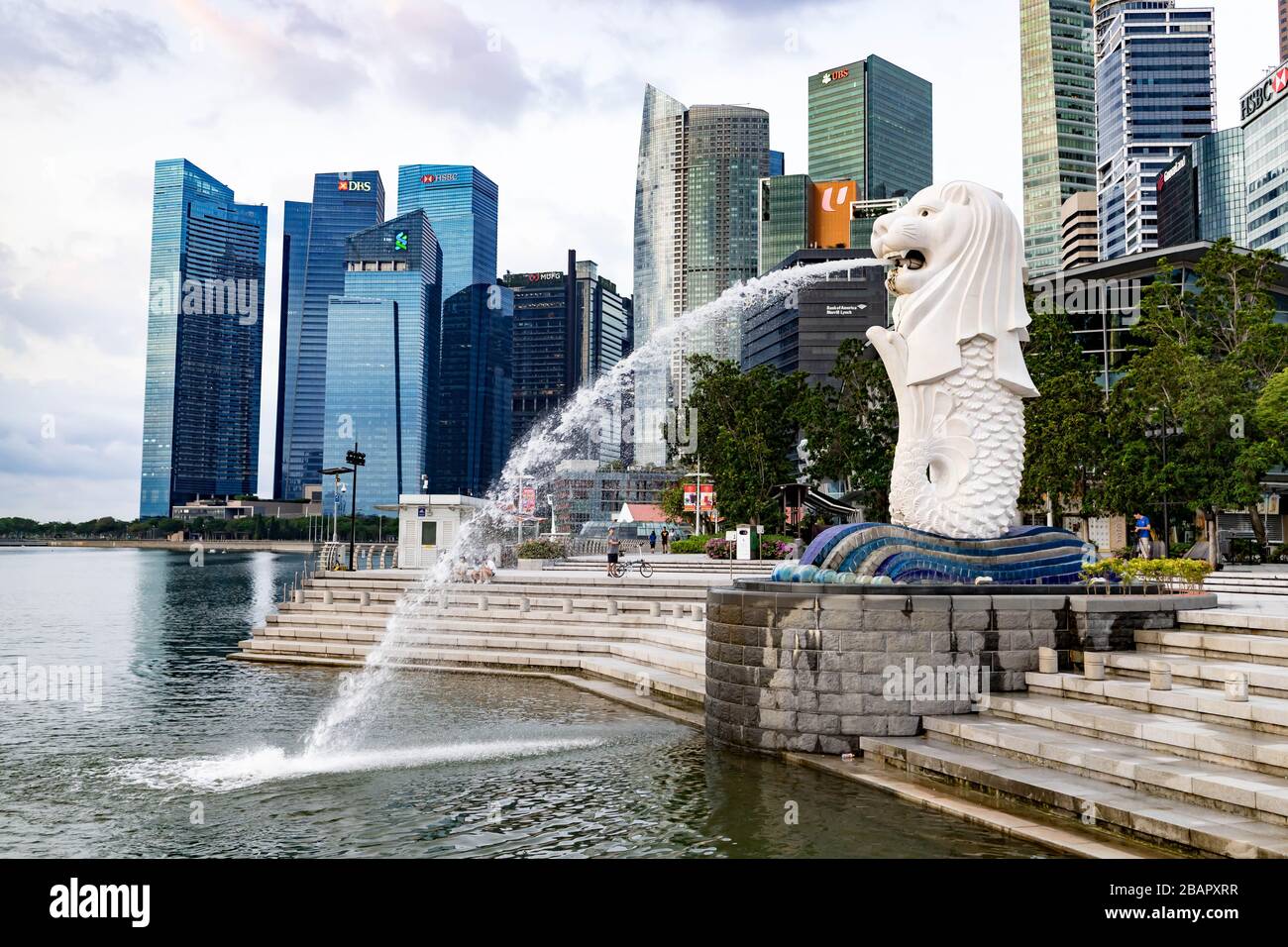 Skyline del Merlion Park presso il Central Business District con UBS, ANZ, HSBC, DBS Buildings e Fullerton Hotel presso la Marina Bay Area, Singapore, 29 marzo 2020 Foto Stock