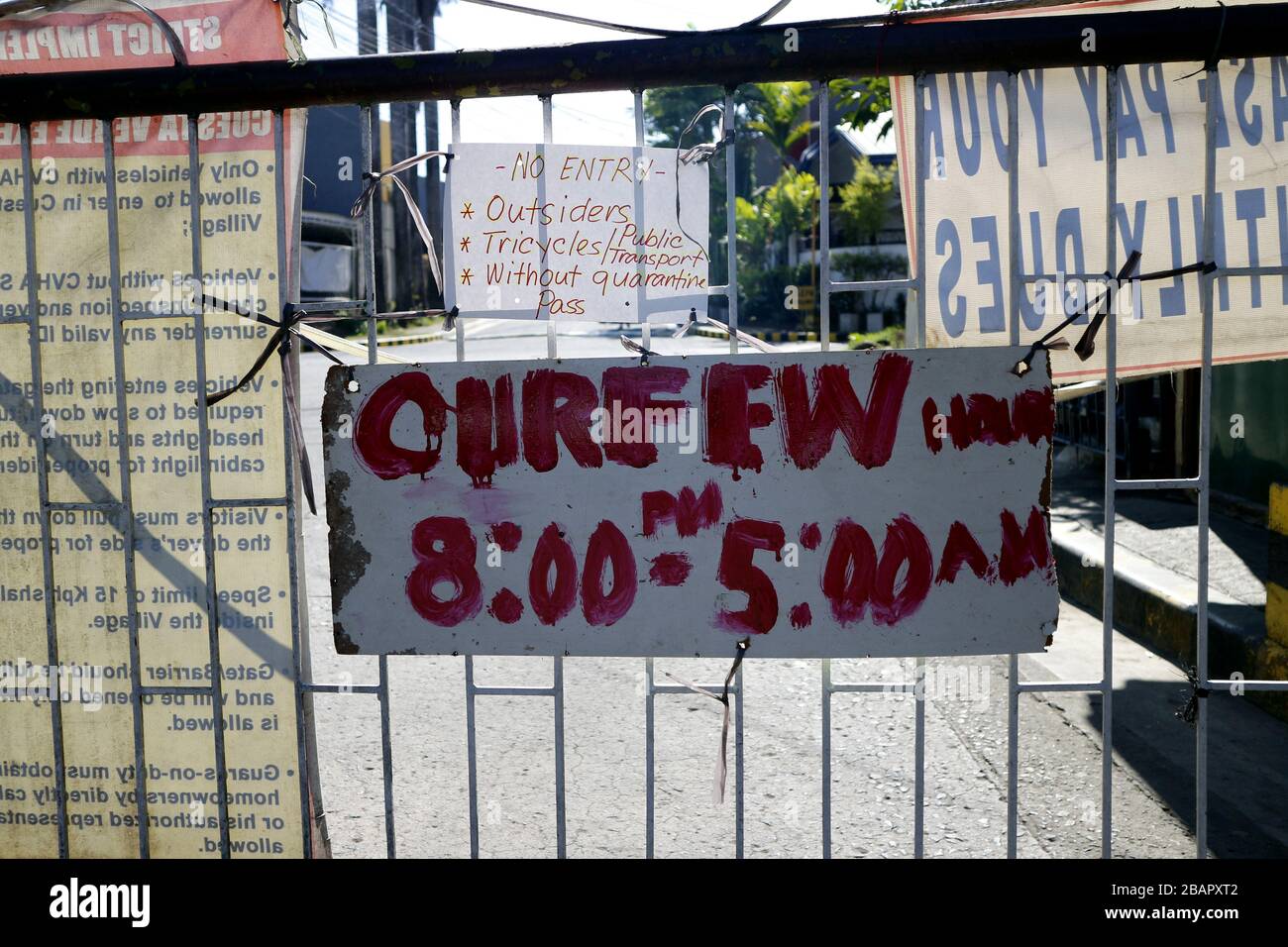 Antipolo City, Filippine - 28 marzo 2020: La comunità residenziale impedisce ai non residenti di entrare durante il blocco o la quarantena comunitaria bec Foto Stock