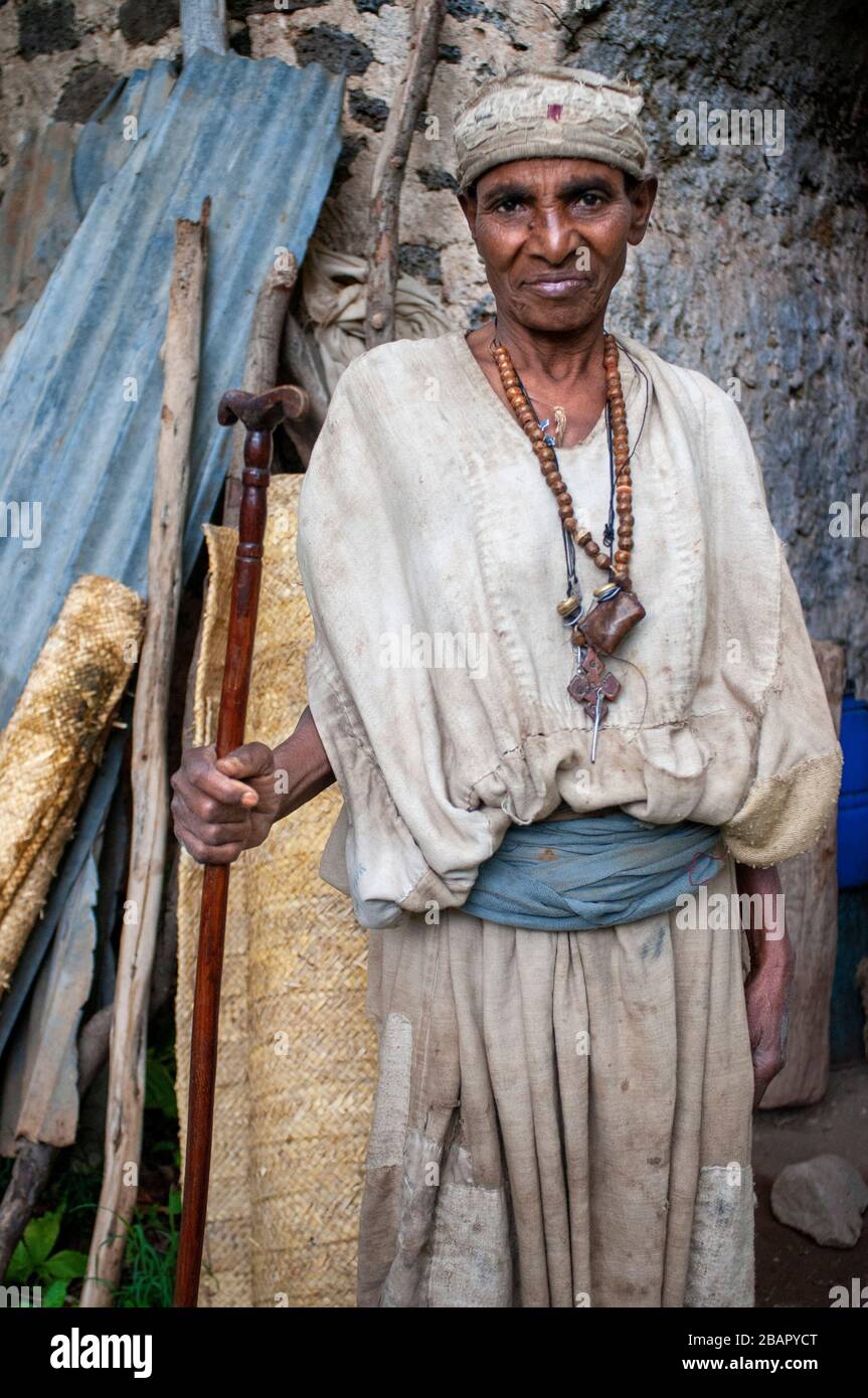 Debre Sina Beta Maryam chiesa, Lago Tana, Bahir Dar, Etiopia. Una suora pone maestosamente con la sua croce alla porta del Monastero di Birgida Maryam su uno Foto Stock